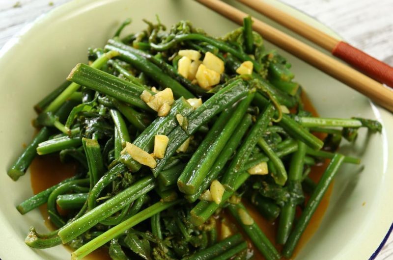 Stir-Fried Paku with Curry Powder咖喱粉炒巴古菜