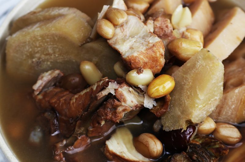 Lotus Root Soup with Peanuts & Kudzu Root 莲藕花生粉葛汤