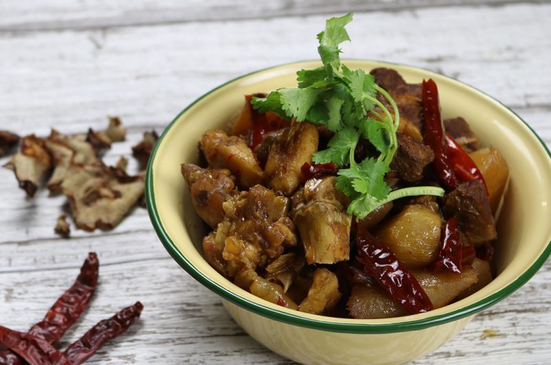 Braised Pork Trotters with Radish 酸辣萝卜焖猪蹄