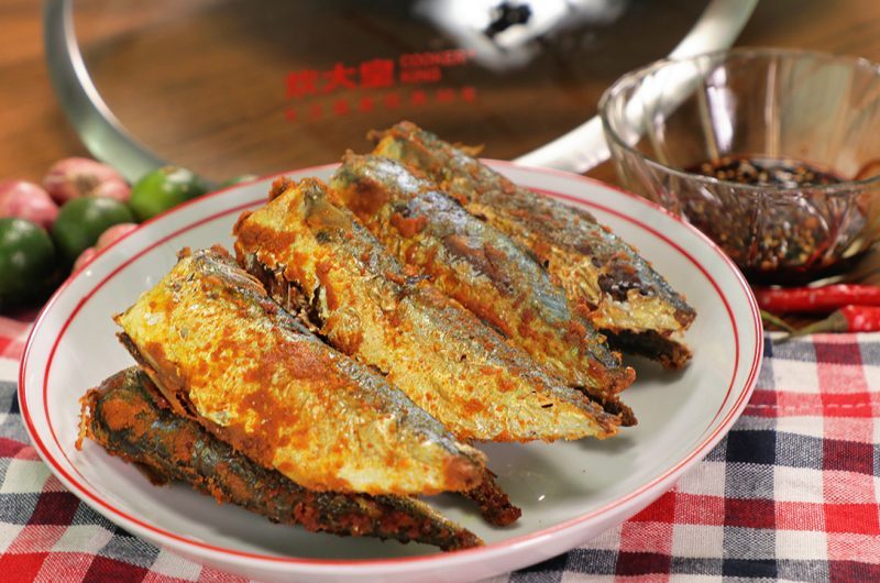 Deep-Fried Ikan Kembung with Turmeric Powder 黄姜粉炸甘榜鱼