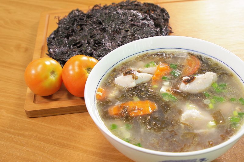 Seaweed Soup with Fish Paste 滚紫菜鱼滑汤
