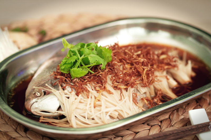 Steamed White Pomfret with Ginger & Enokitake Mushroom 爆姜金针菇蒸白鲳鱼