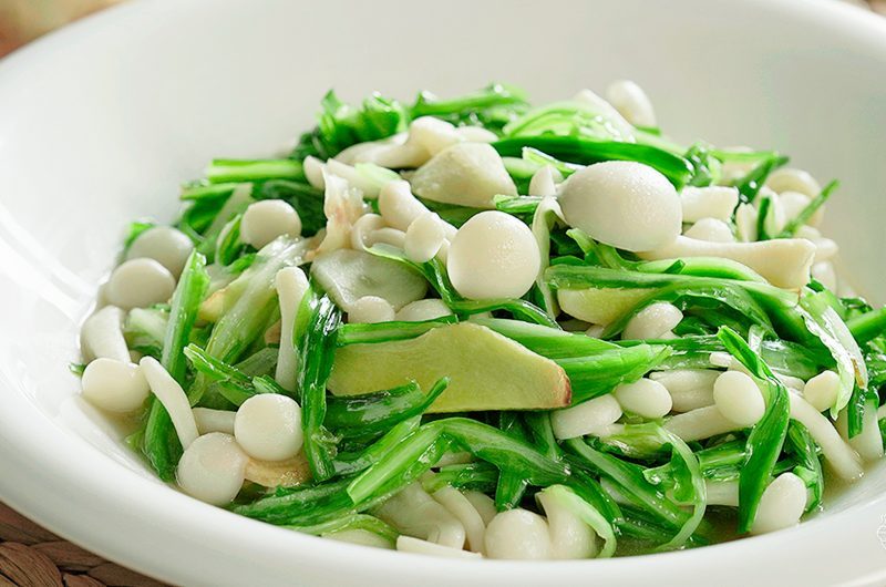 Stir-Fried Green Dragon Chives with Shimeji Mushroom 清炒白玉菇青龙菜