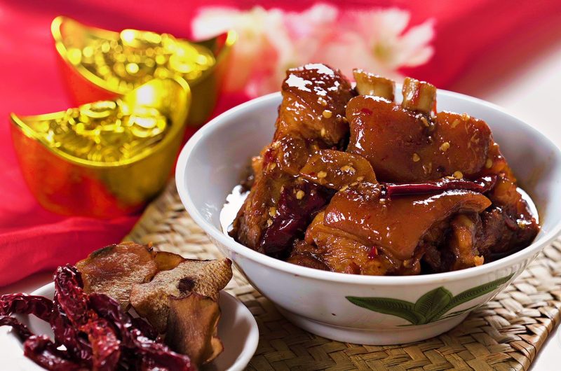 Braised Trotter with Tamarind Peel & Dried Chilli 亚叁皮辣椒干焖猪手